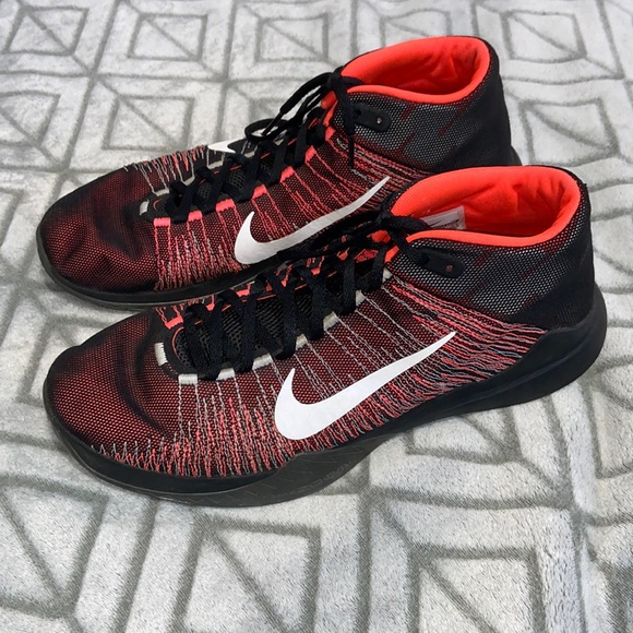 Red and black Nikes shoes - Picture 1 of 3